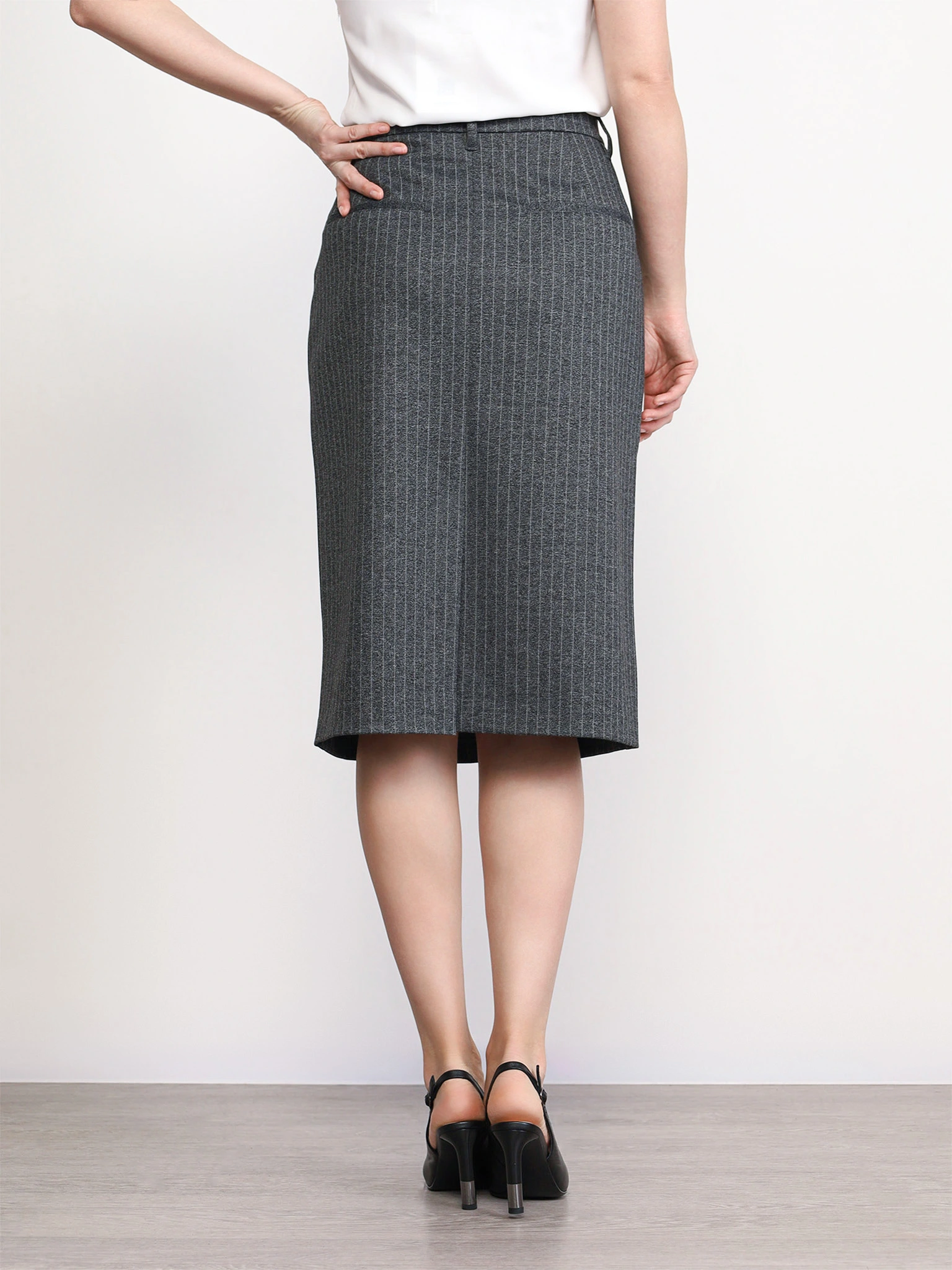 Юбка серого цвета в полоску со шлицей сзади